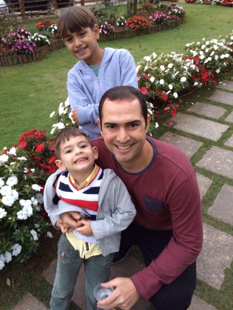 O paizão Filipe Pinel Berbert Bermudes curtirá o dia dele com os filhos Ilan (casaco cinza) e Eric (Crédito Denise Klein)