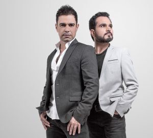 Zezé Di Camargo e Luciano se rendem aos pedidos dos fãs e fazem primeira live