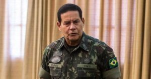 Hamilton Mourão participa de evento e recebe homenagem no ES