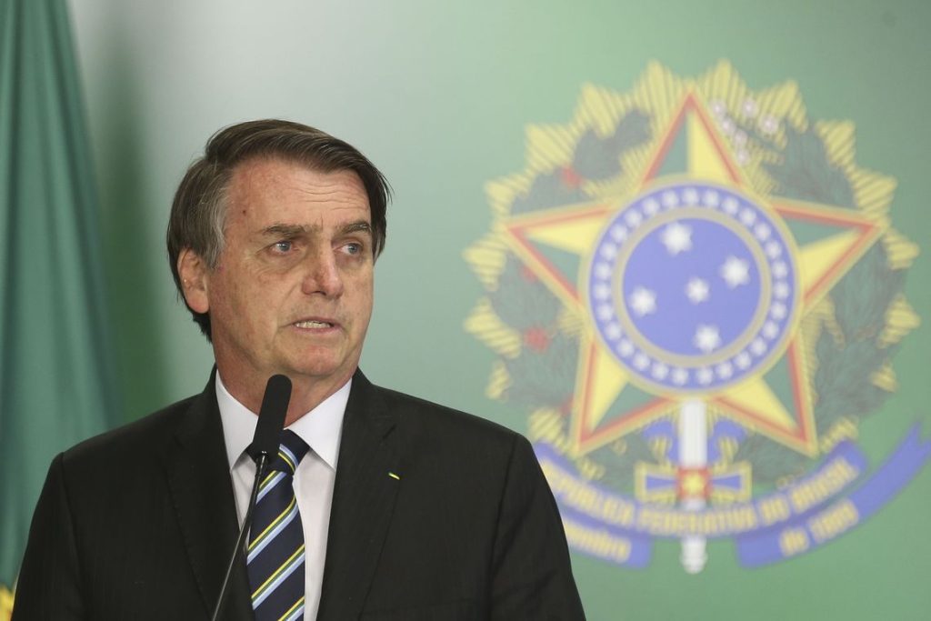 Orçamento de Bolsonaro para 2020 tira metade dos recursos do MEC para pesquisa