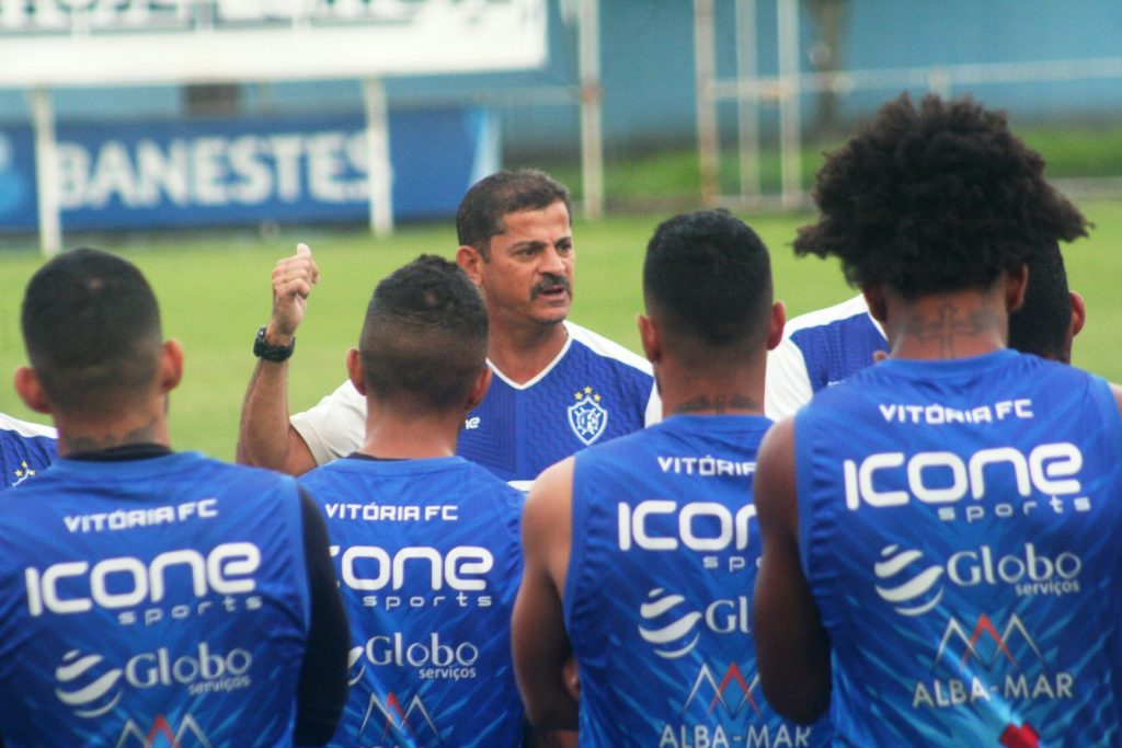 Sem Rodrigo César por mais de quatro semanas, Vitória deve ter estreia de Vitinho Costa diante da Caldense-MG