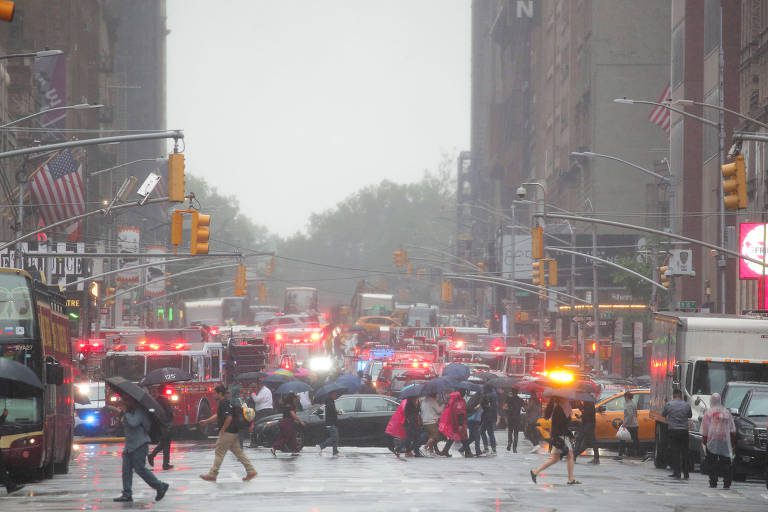 Piloto morre em colisão de helicóptero com prédio em NY