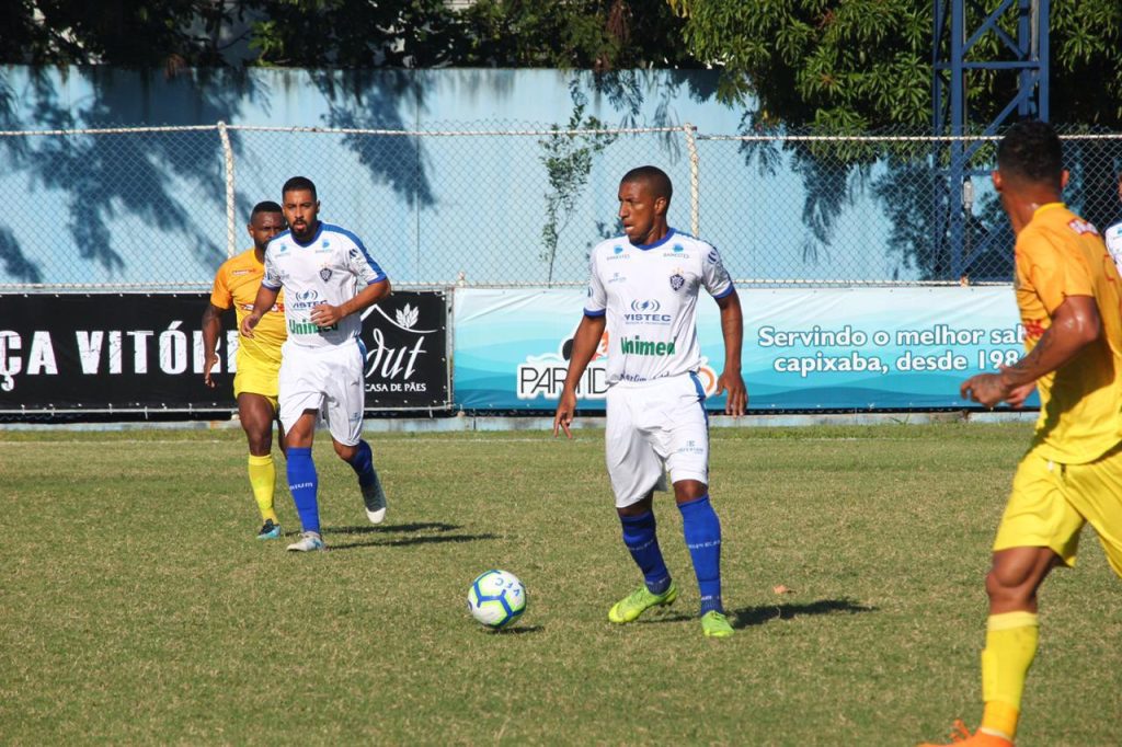 Rodrigo César retorna aos titulares do Vitória e diz que nascimento da filha foi sua motivação