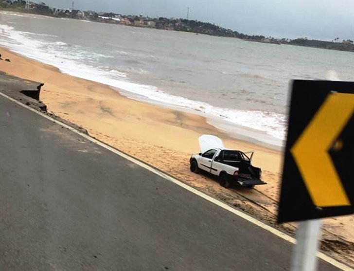 De novo! Carro cai em buraco de erosão e vai parar na areia da praia, em Guarapari