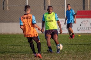Emílio vê Vitória à frente, mas acredita no elenco serrano para o clássico