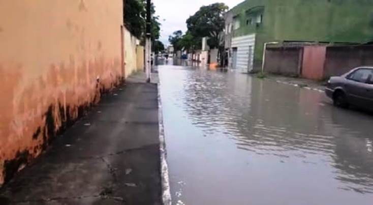Cidades afetadas pelas chuvas ficam sem água, escola e PA nesta segunda-feira