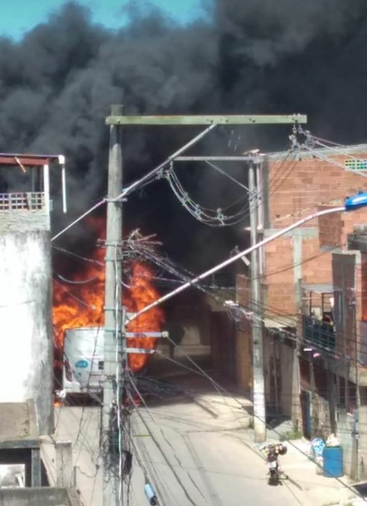 Confronto termina com criança baleada e ônibus incendiado em Vila Velha