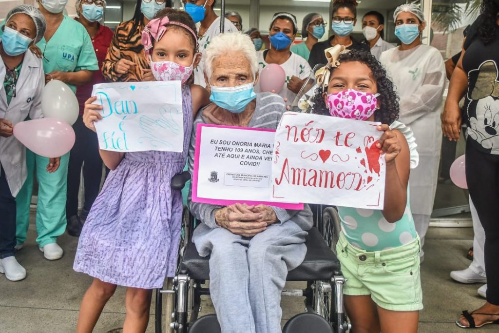 Paciente mais idosa da Covid-19 no ES vence a doença e tem alta em Linhares