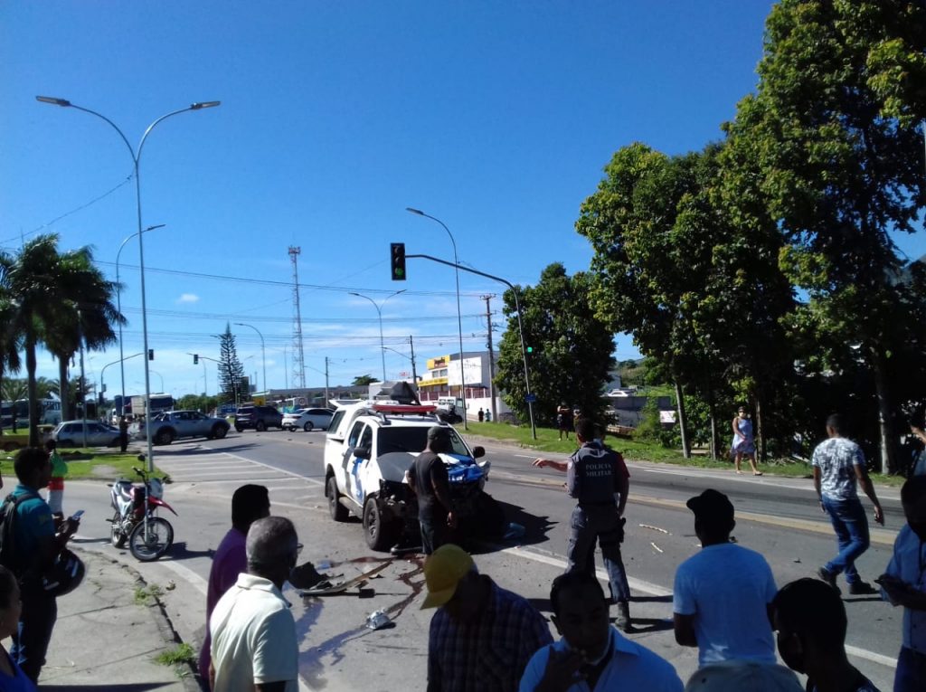 Viatura, caminhão e carreta colidem no Centro da Serra; carga fica na pista