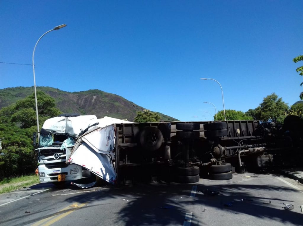 Viatura, caminhão e carreta colidem no Centro da Serra; carga fica na pista