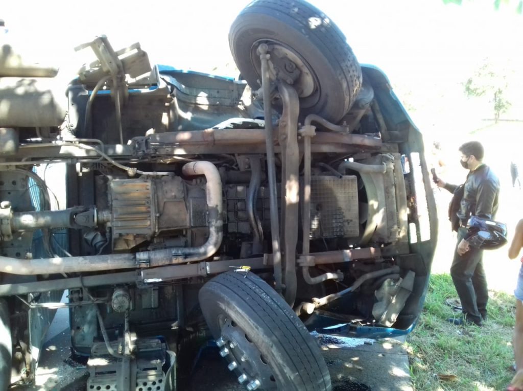 Viatura, caminhão e carreta colidem no Centro da Serra; carga fica na pista