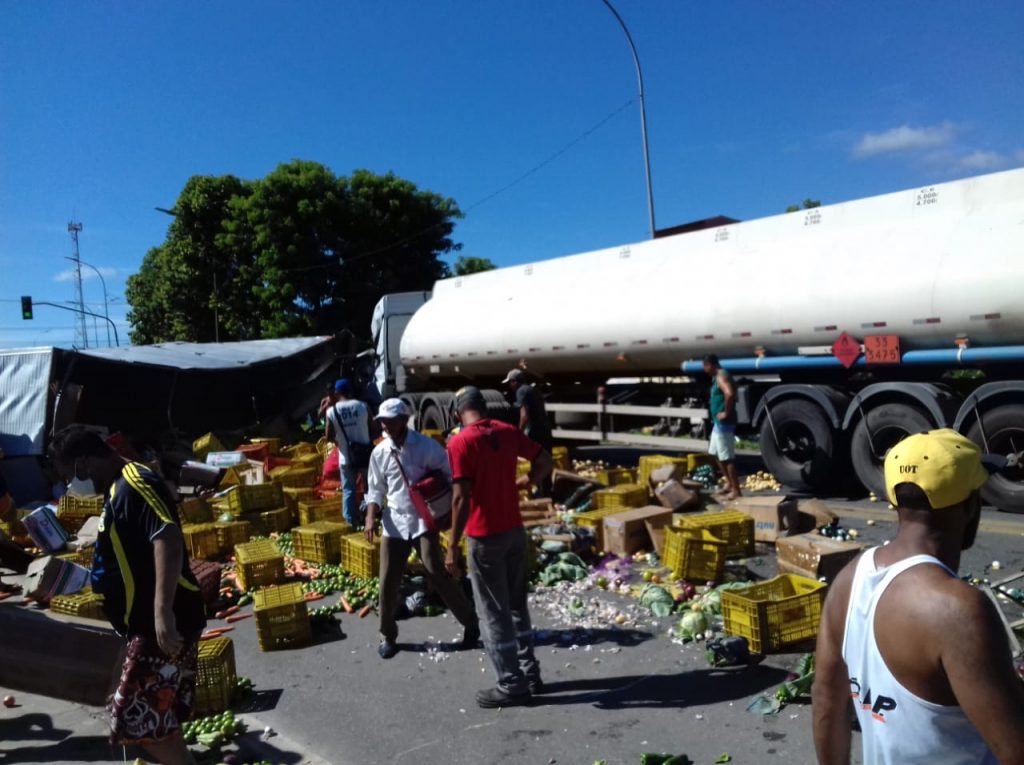 Viatura, caminhão e carreta colidem no Centro da Serra; carga fica na pista
