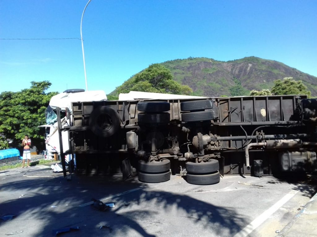 Viatura, caminhão e carreta colidem no Centro da Serra; carga fica na pista