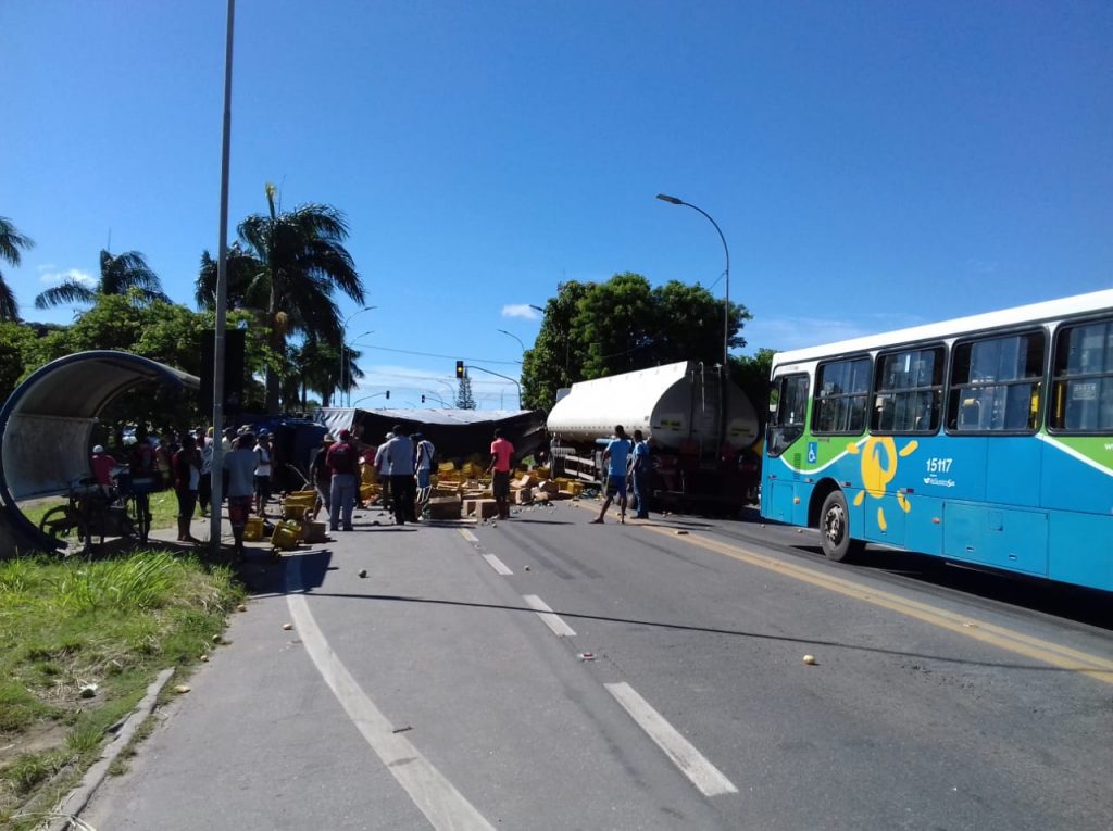 Viatura, caminhão e carreta colidem no Centro da Serra; carga fica na pista