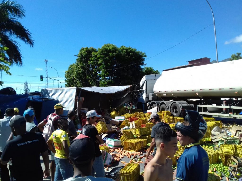 Viatura, caminhão e carreta colidem no Centro da Serra; carga fica na pista