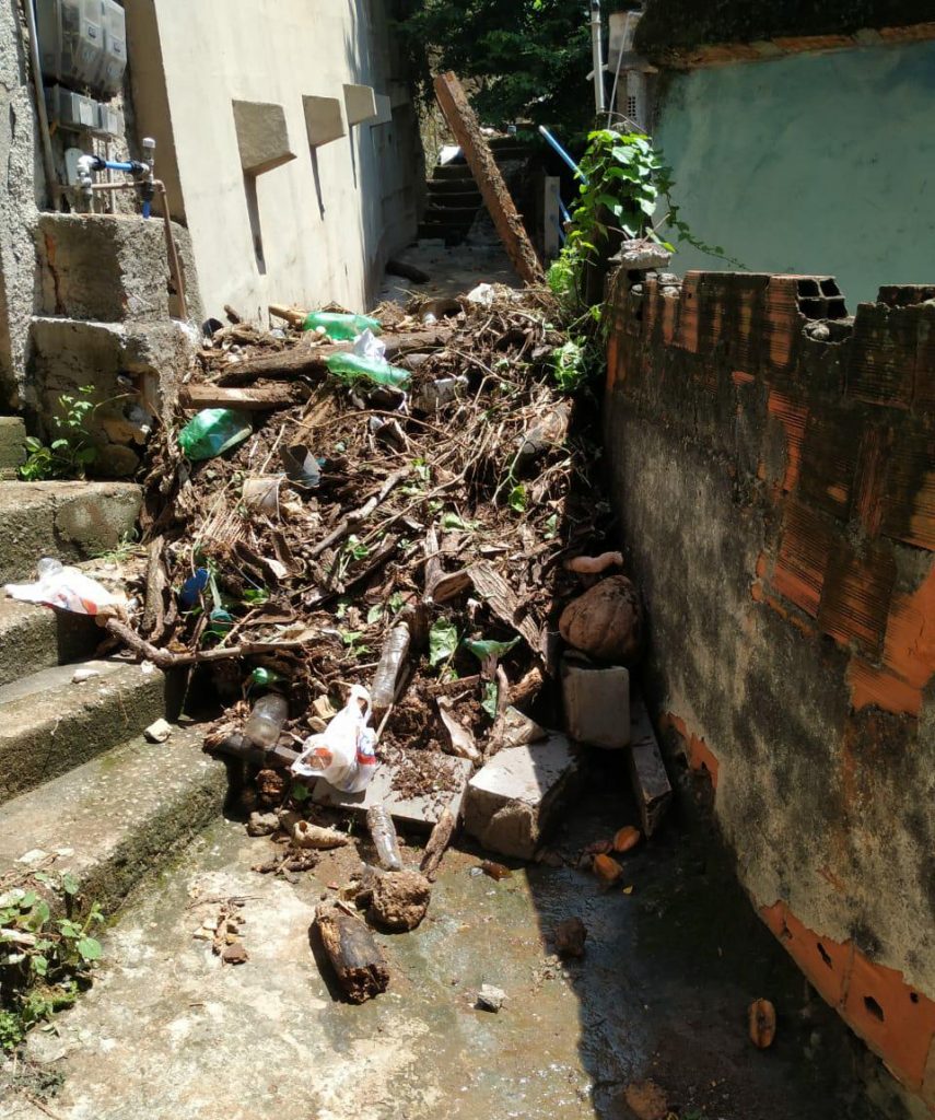 Deslizamento de terra atinge seis residências em Gurigica e Jaburu, Vitória