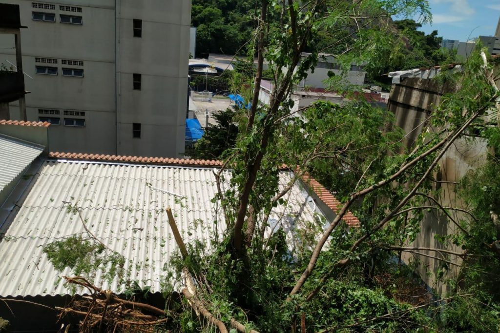 Deslizamento de terra atinge seis residências em Gurigica e Jaburu, Vitória