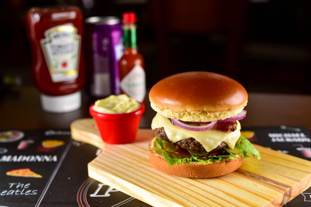 Dia do Hambúrguer tem promoções e o amor dos capixabas pelo sanduíche