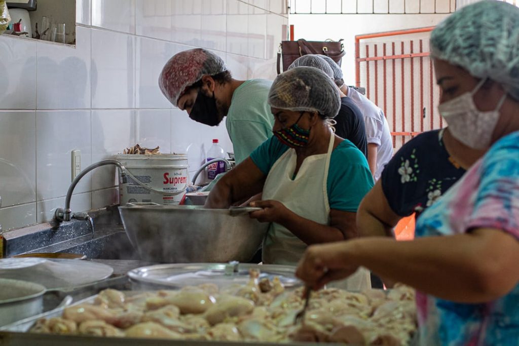 Cozinha Solidária: ação distribui marmitas para população em vulnerabilidade em Vitória