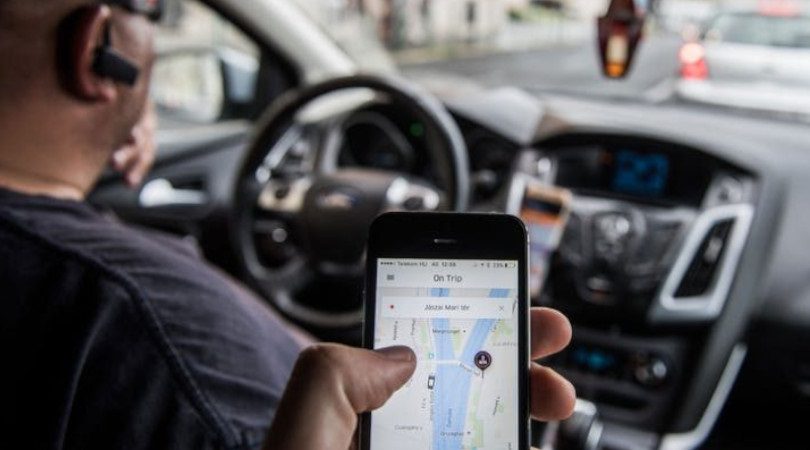 Jovens trocam carteira de motorista pelos aplicativos