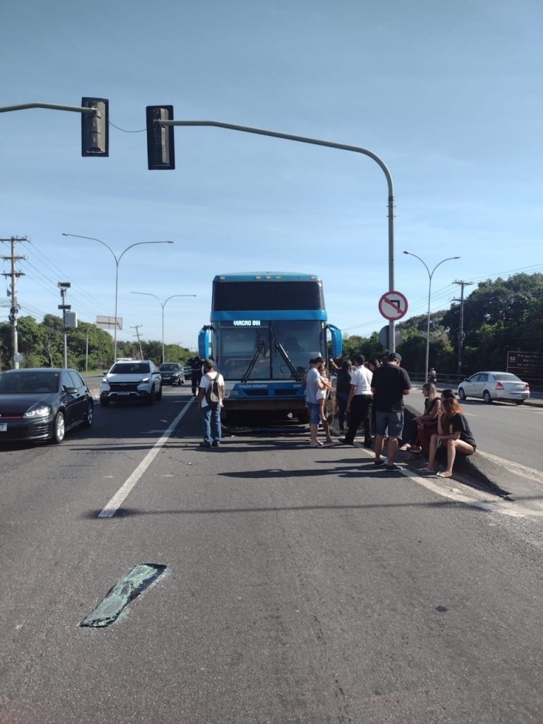 Ônibus e BMW colidem na Rodovia do Sol, sentido Guarapari Ônibus e BMW colidem na Rodovia do Sol, sentido Guarapari
