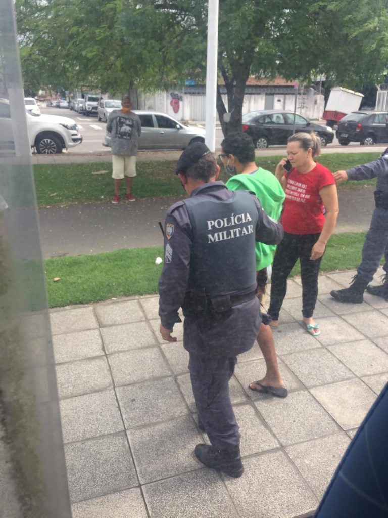 Homem é flagrado se masturbando em coletivo na Serra