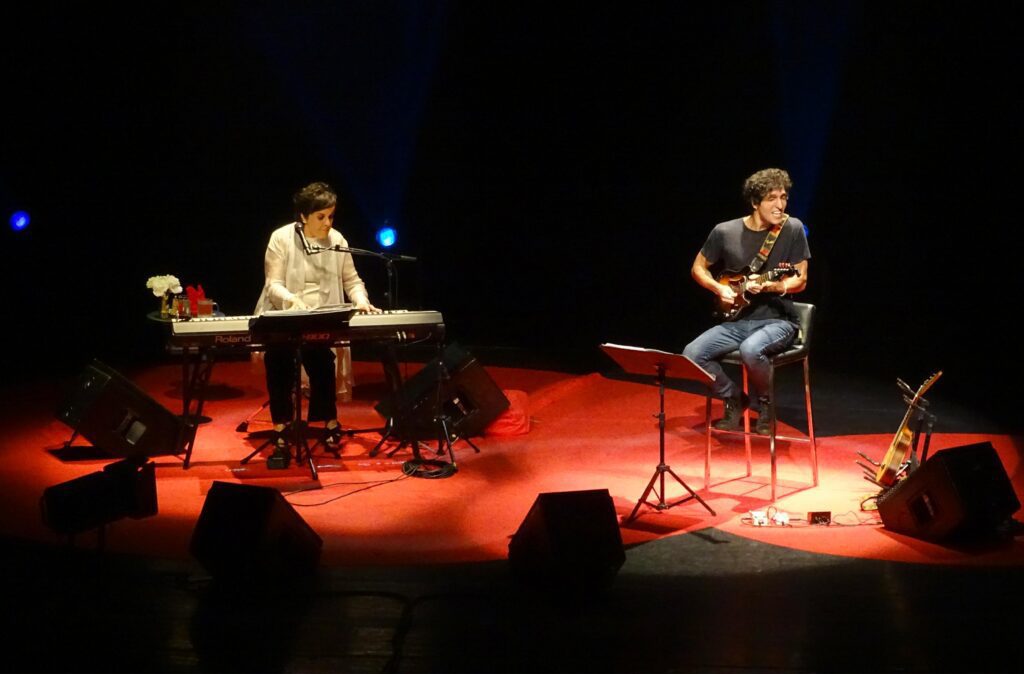 Leila Pinheiro, com o músico João Felippe, se apresenta em Vitória