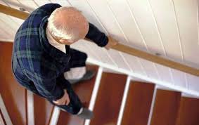 O perigo invisível dentro de casa: quedas já mataram quase 170 idosos no ES este ano; saiba como prevenir