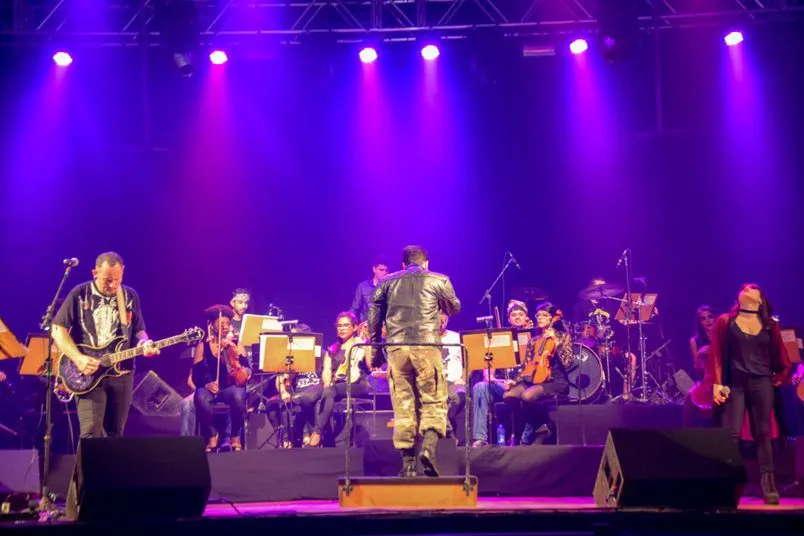 Juana Zanchetta, Tamy, André Prando, Luiza Dutra, Cesar MC e Noventa MC no Teatro do Sesi