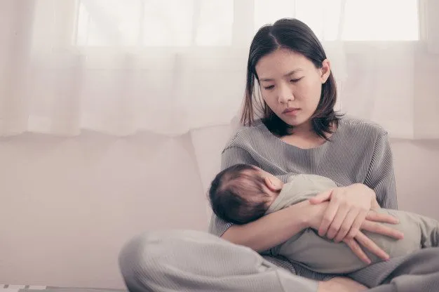 mae-cansada-sofrendo-de-depressao-pos-natal-cuidados-de-saude-mae-solteira-maternidade-estressante_43525-1546