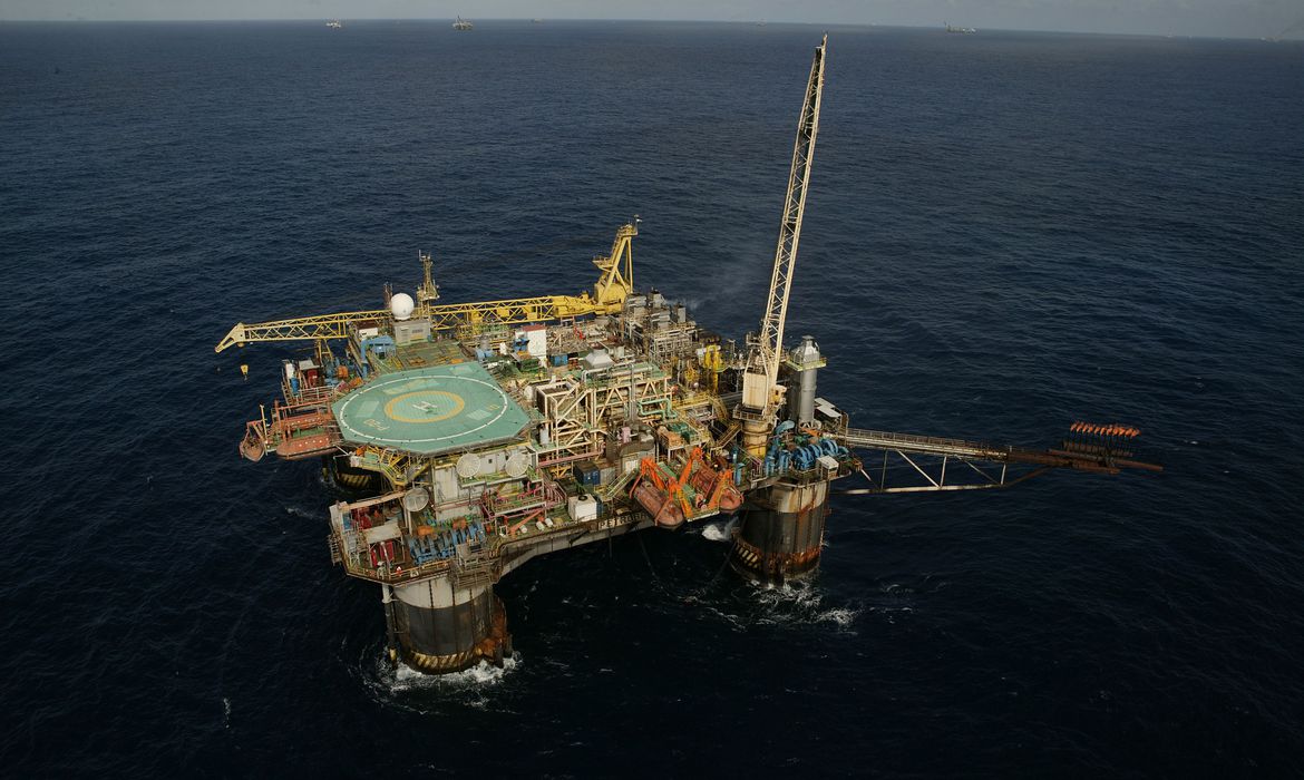 União vê risco de colapso de estados e municípios e pede que STF mantenha regras sobre royalties do petróleo
