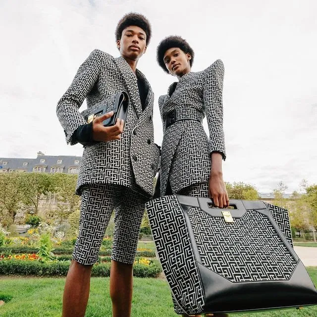 Balmain relança monograma reinterpretando print icônico de seus ...