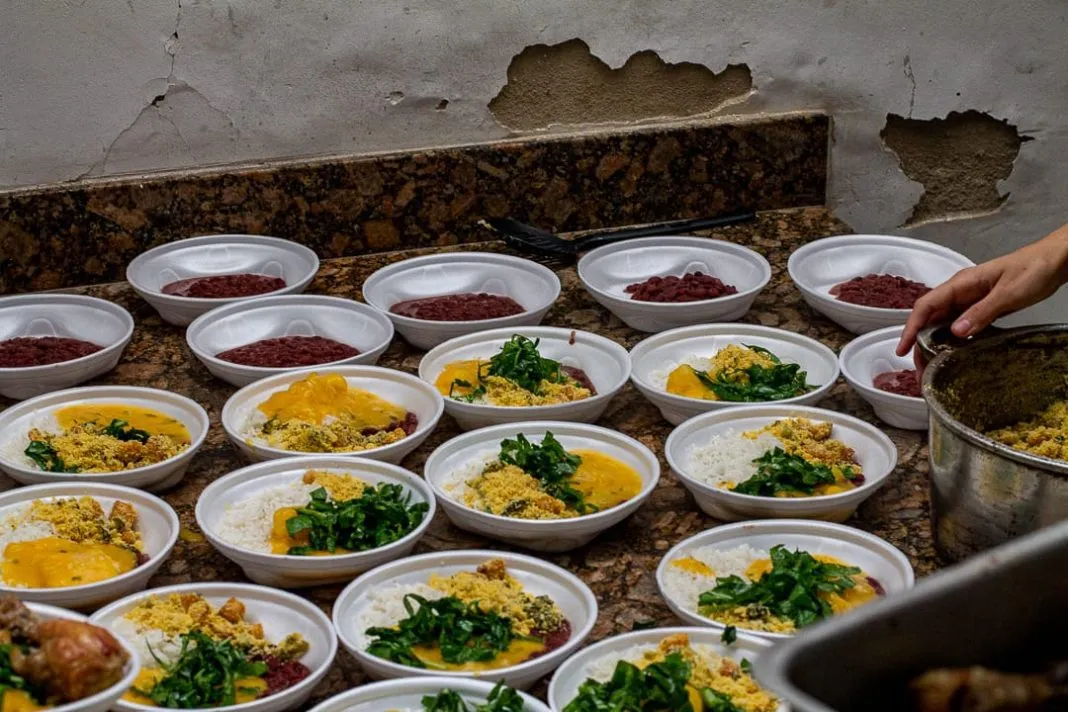 Cozinha Solidária distribui marmitas em Vitória