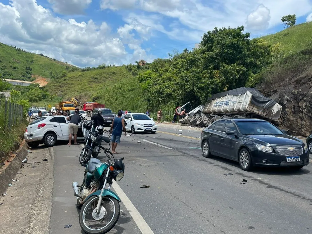 Grave acidente entre carro e carreta em Colatina