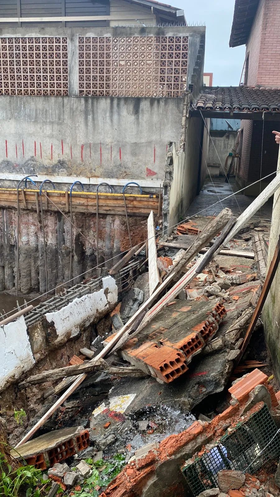 Chuva forte derruba muro em Jardim Camburi e causa transtorno à moradora