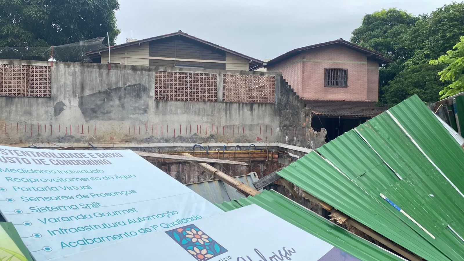 Chuva forte derruba muro em Jardim Camburi e causa transtorno à moradora