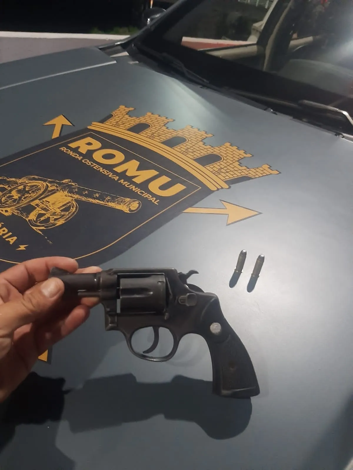 Dois homens são presos com arma dentro de Transcol em Vitória