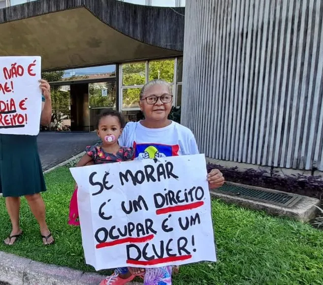 Dias depois, famílias sem moradia seguem na porta da PMV e cobram diálogo