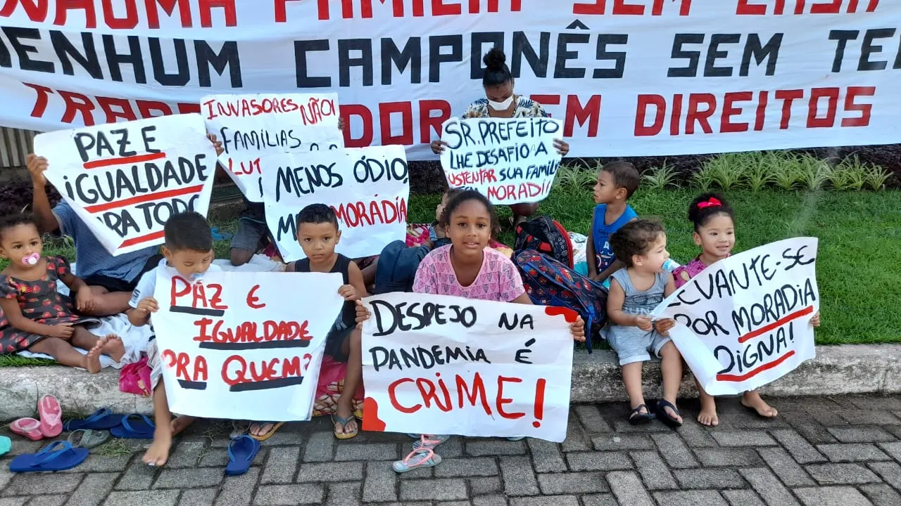 Manifestante do MNLM em frente a PMV