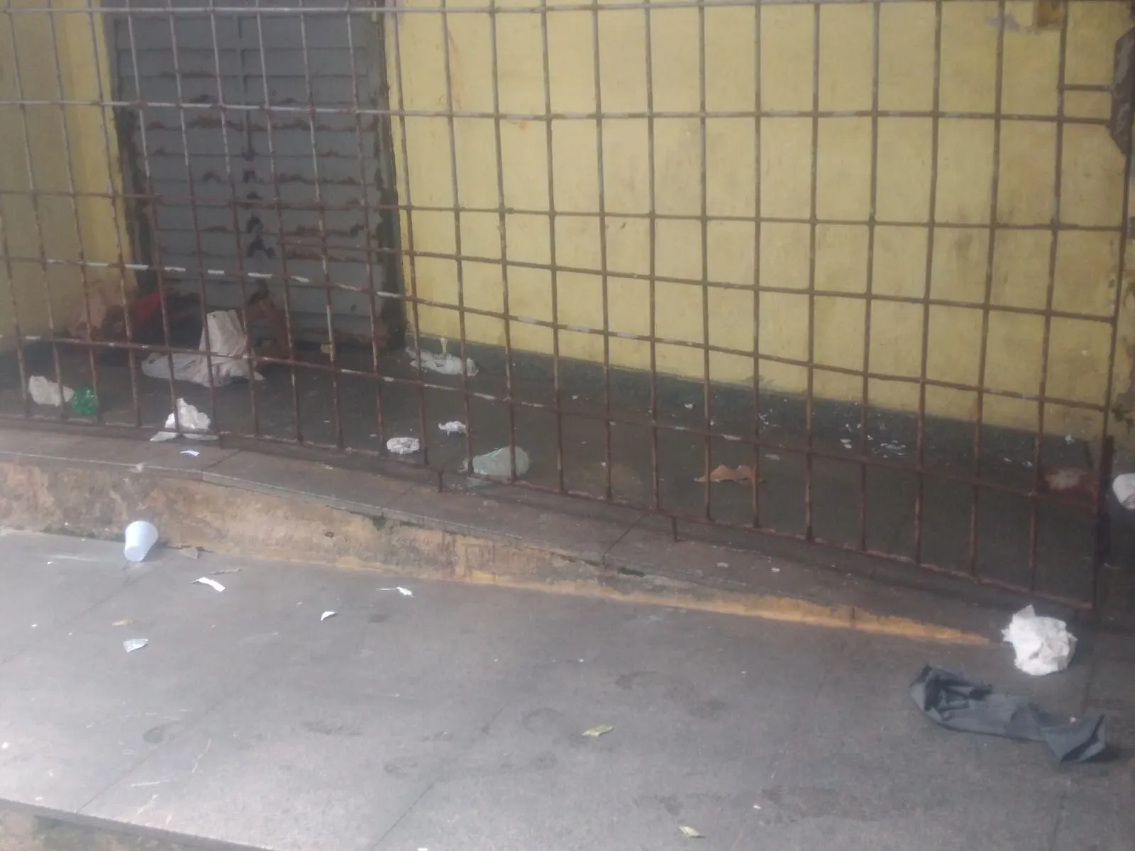 Comerciantes de feira na Vila Rubim reclamam da precariedade do local