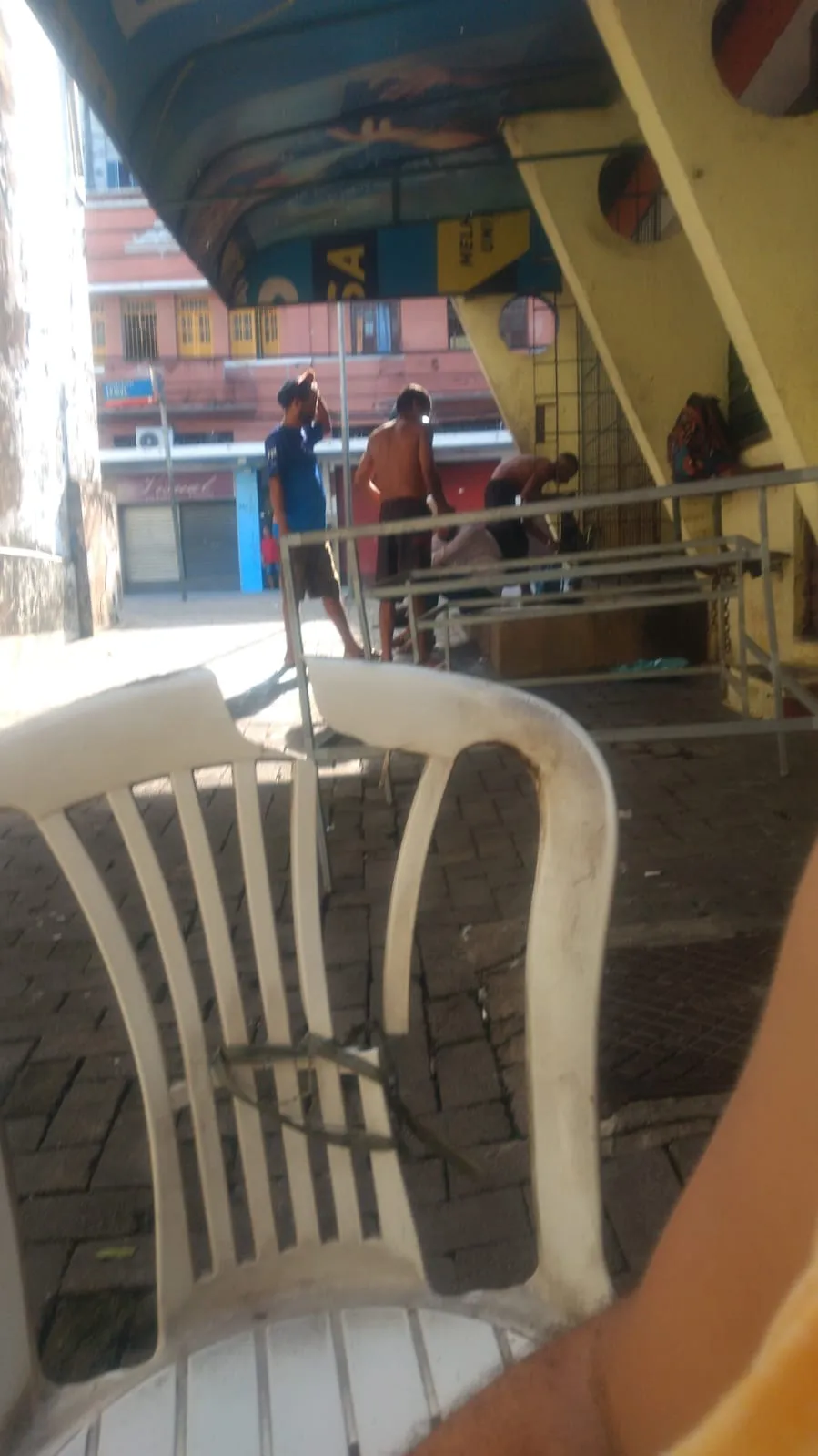 Comerciantes de feira na Vila Rubim reclamam da precariedade do local
