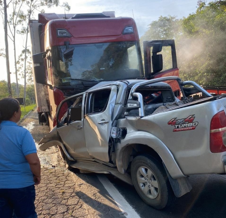 Grave acidente entre carreta e carro deixa dois mortos na BR-262, em ...