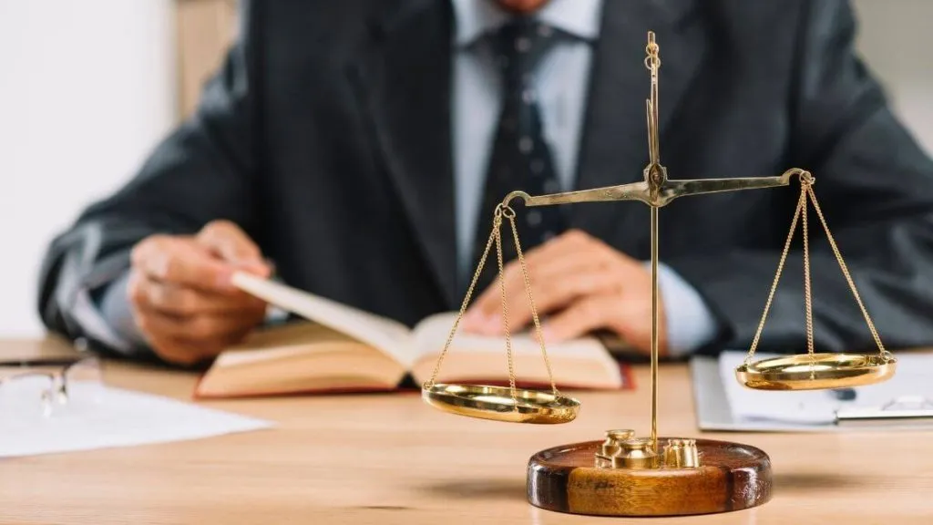 Contrato pode ter cláusula para trabalhador não ficar doente? Entenda piada na internet