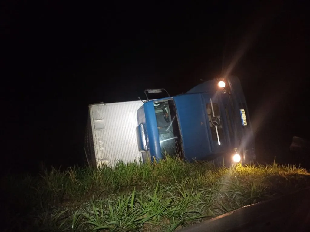 Homem com caminhão roubado bate em viatura da PRF, na BR 101