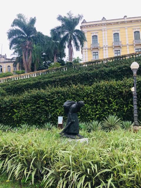 Dona Domingas nas escadarias do poder: o monumento que resiste