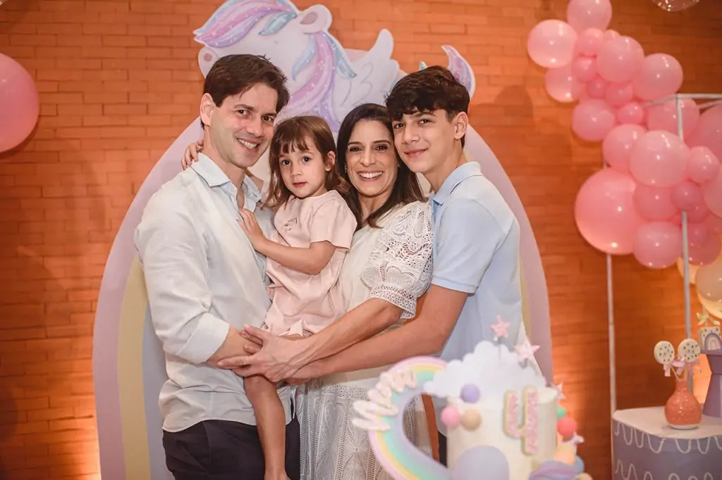 Nina comemora aniversário ao lado da família e dos amigos