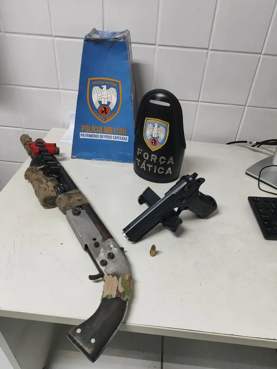Armas, dinheiro e grande quantidade de drogas foram apreendidas na Serra