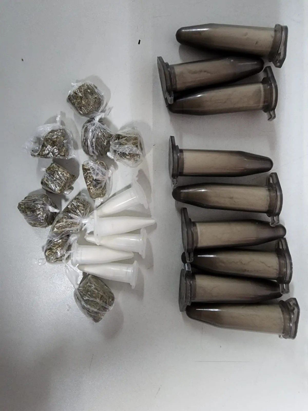 Armas, dinheiro e grande quantidade de drogas foram apreendidas na Serra