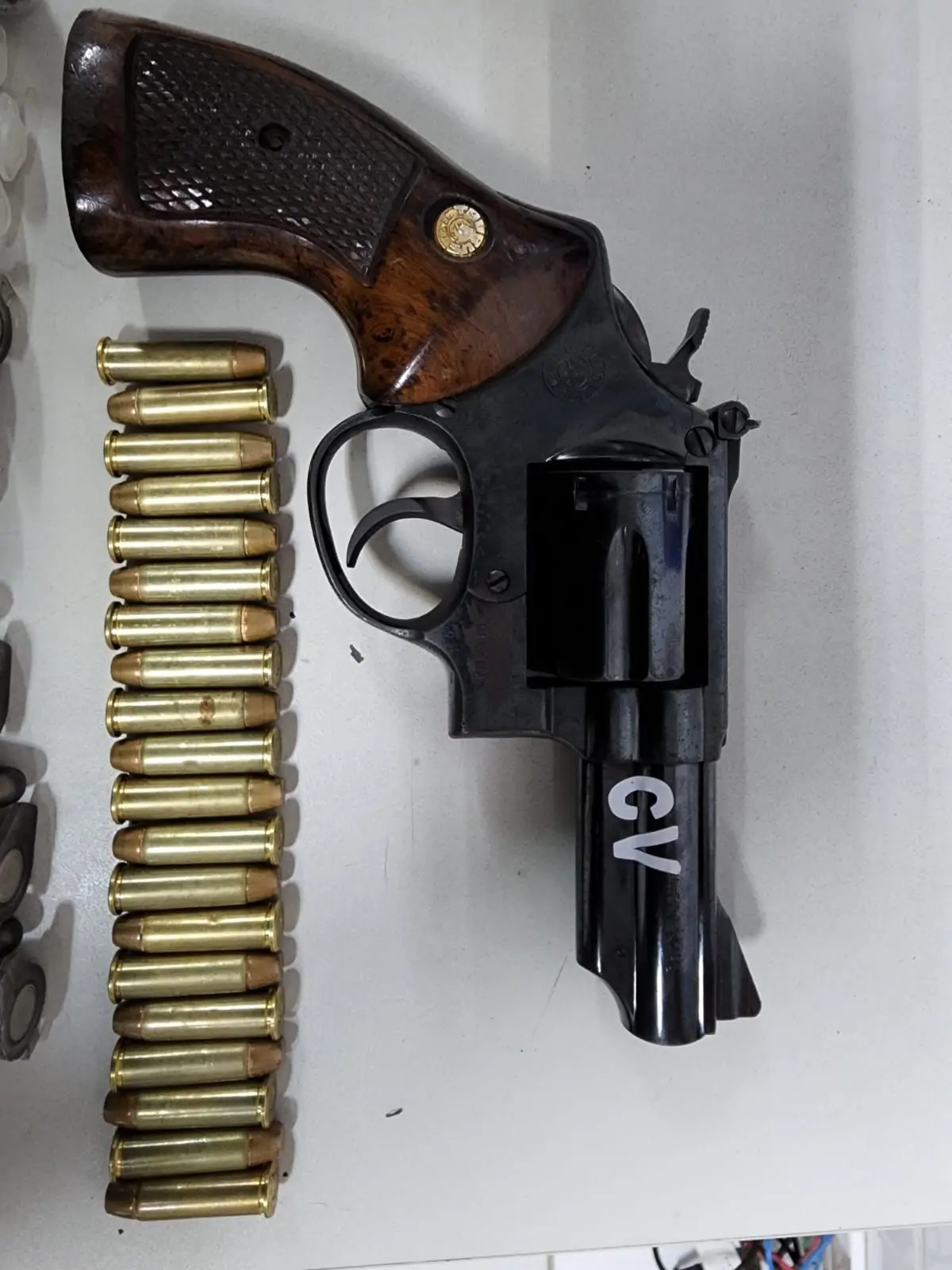 Armas, dinheiro e grande quantidade de drogas foram apreendidas na Serra