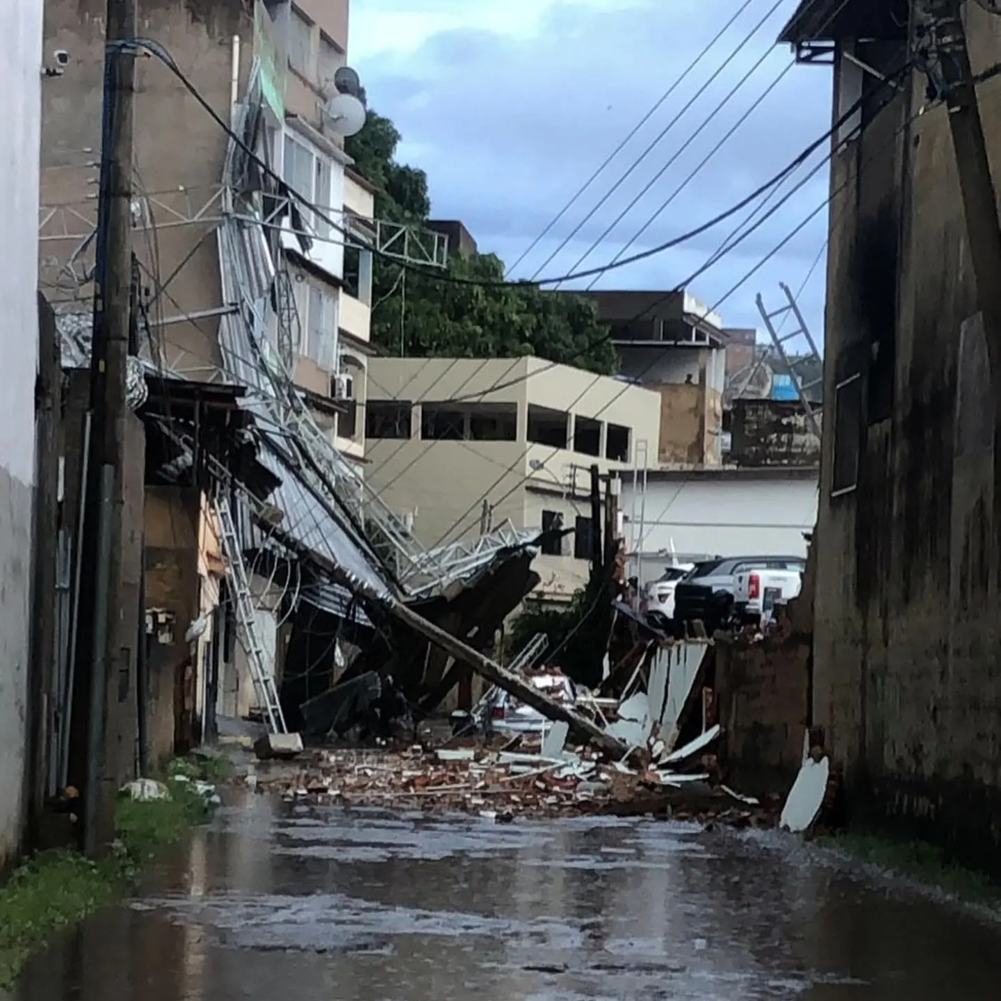 Queda de árvores, telhados destruídos e ruas alagadas; temporal provoca diversos estragos em Colatina